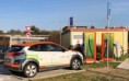 ČEZ opět rozšiřuje svoji síť dobíjecích stanic. Trojice nových „rychlodobíječek“ je dostupná na čerpacích stanicích Benzina na východě Čech
